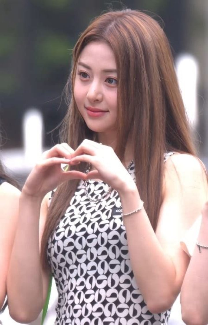 Huh Yun-jin (Le Sserafim) Height, Weight, Age, Family, Facts