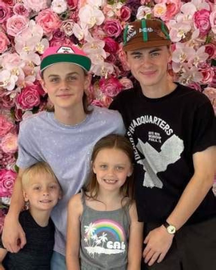 Know Her Siblings, Age & Bio ·